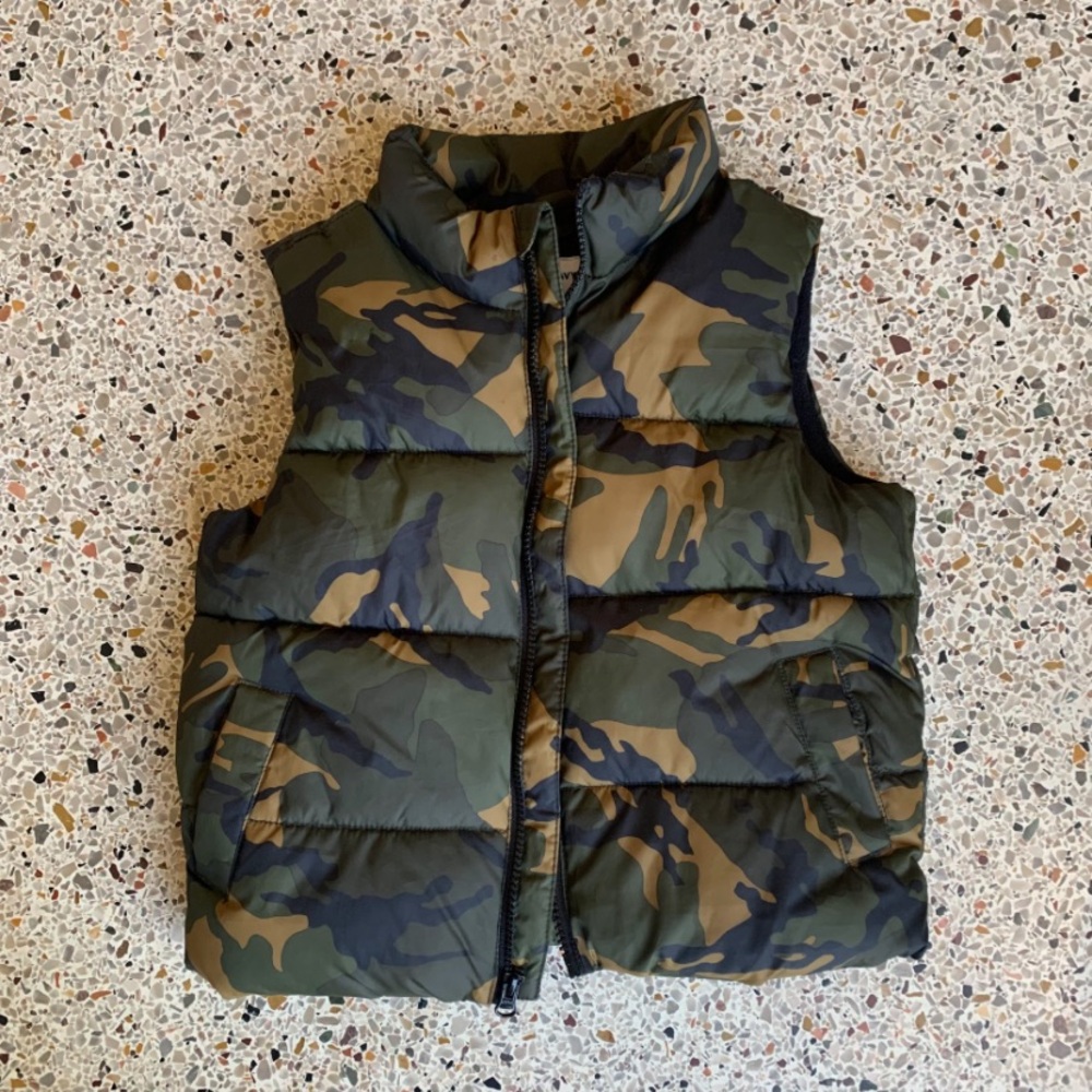 Old Navy Kids Camouflage Puffer Vest Size XS/5